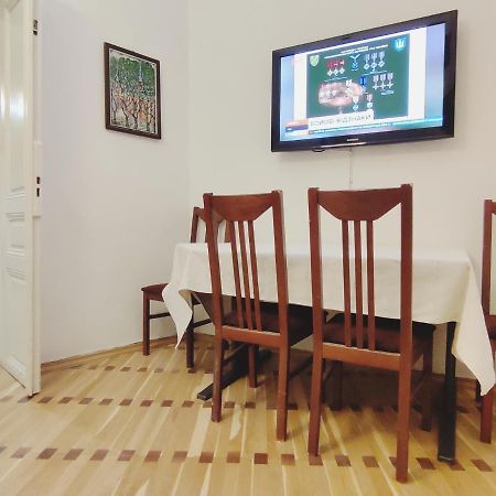 Апартаменти Трехкімнатні В Самому Центрі Для 6-Х Lviv Ngoại thất bức ảnh