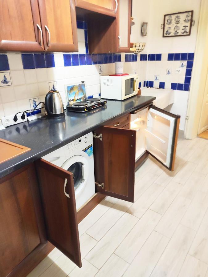 Апартаменти Трехкімнатні В Самому Центрі Для 6-Х Lviv Ngoại thất bức ảnh