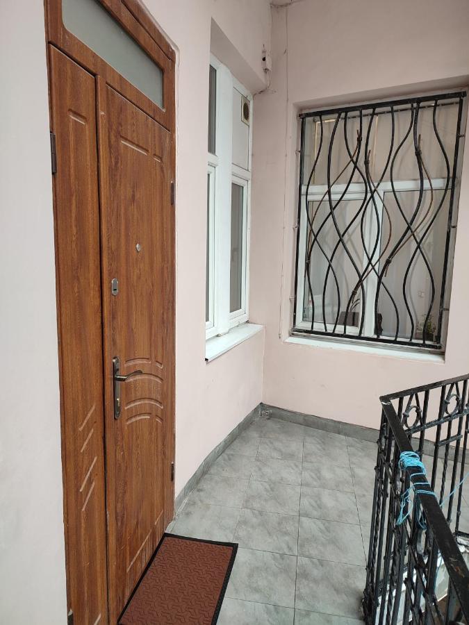 Апартаменти Трехкімнатні В Самому Центрі Для 6-Х Lviv Ngoại thất bức ảnh