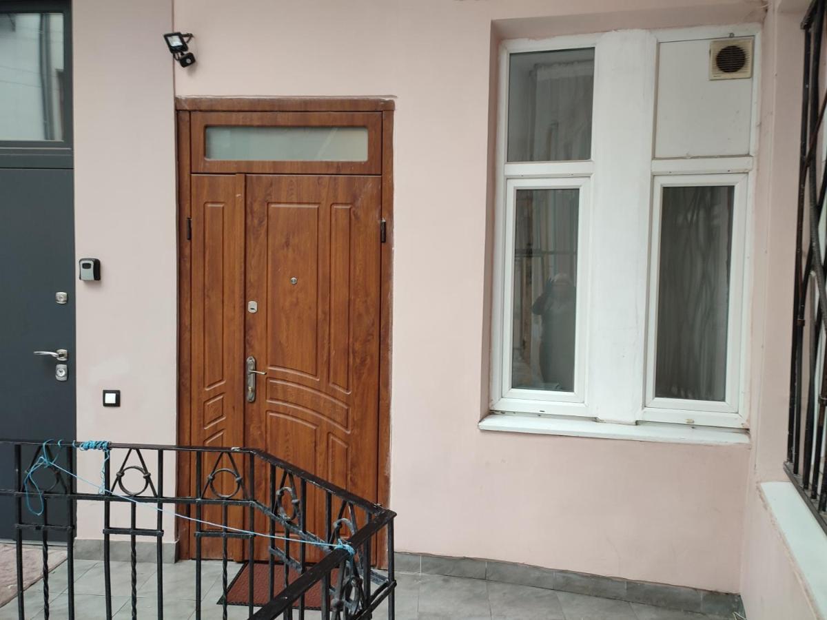 Апартаменти Трехкімнатні В Самому Центрі Для 6-Х Lviv Ngoại thất bức ảnh