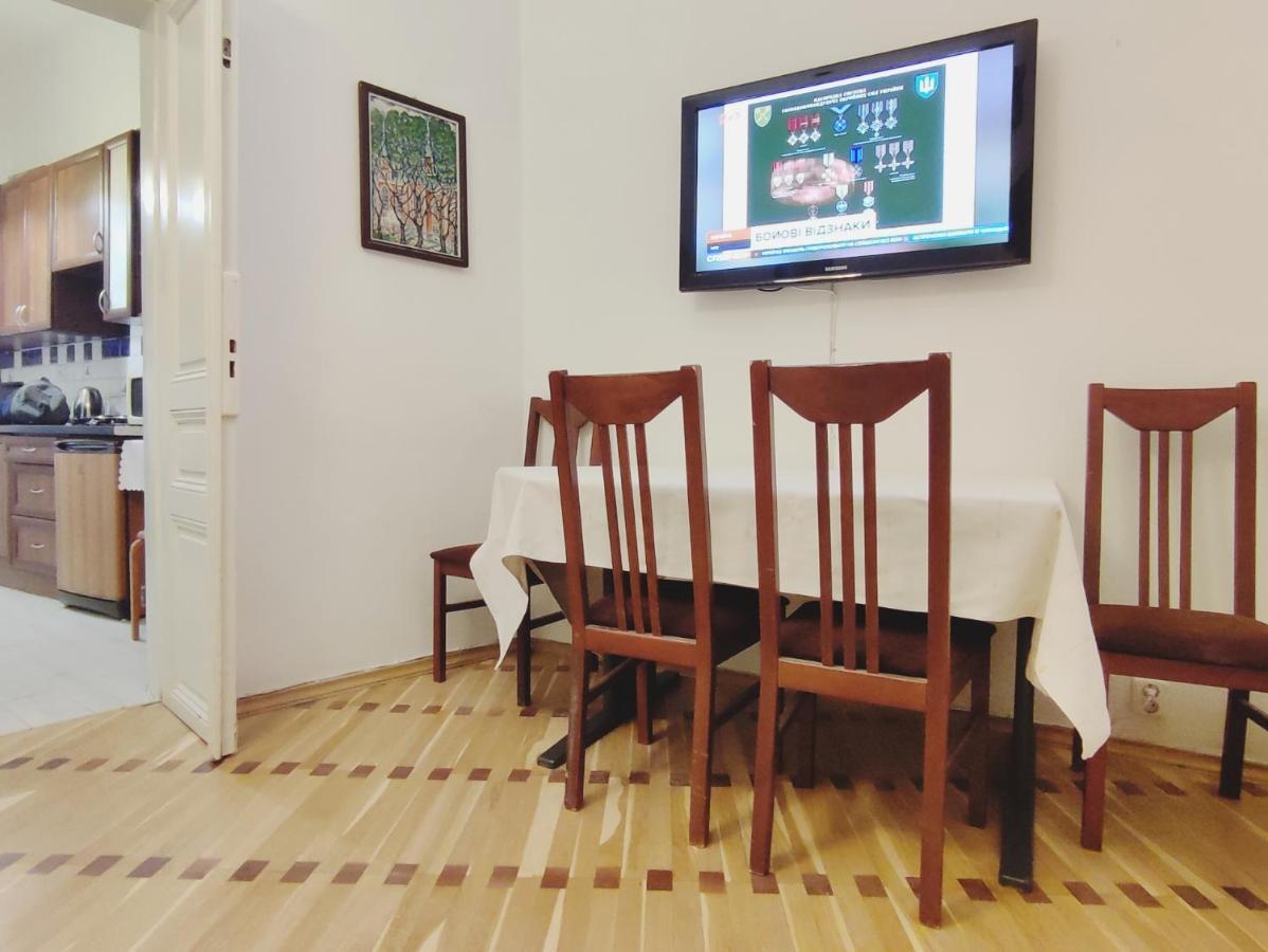 Апартаменти Трехкімнатні В Самому Центрі Для 6-Х Lviv Ngoại thất bức ảnh