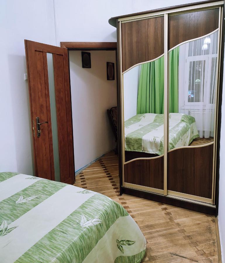 Апартаменти Трехкімнатні В Самому Центрі Для 6-Х Lviv Ngoại thất bức ảnh